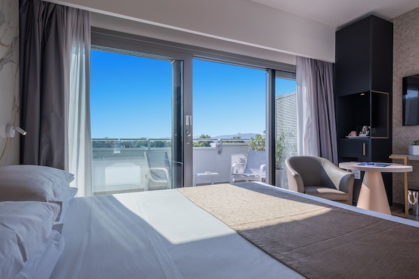 Copriletto in piuma, minibar, una cassaforte in camera, una scrivania