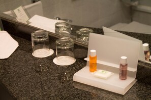 Duschwanne, Haartrockner, Bidet, Handtücher