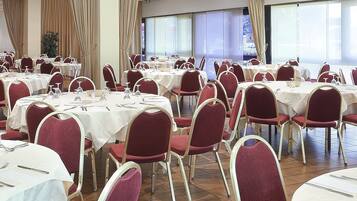 Menyajikan hidangan lokal dan internasional