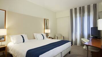 Minibar, brankas, meja kerja, dan ruang kerja ramah laptop