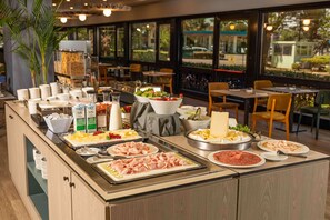 Petit déjeuner, déjeuner et dîner servis sur place