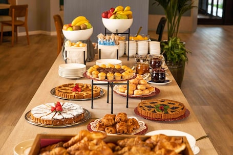 Breakfast, lunch, dinner served; local and international cuisine