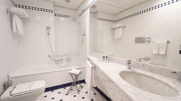 Junior Suite, 1 King Bed | Bathroom | Free toiletries, hair dryer, slippers, towels