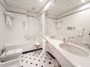 Juniorsvit - 1 kingsize-säng | Badrum | Gratis toalettartiklar, hårtork, tofflor och handdukar