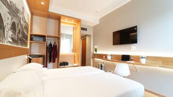 Minibar, coffres-forts dans les chambres, bureau, rideaux occultants