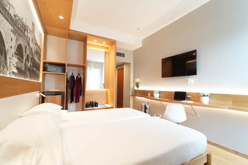 Minibar, cassaforte in camera, una scrivania, tende oscuranti