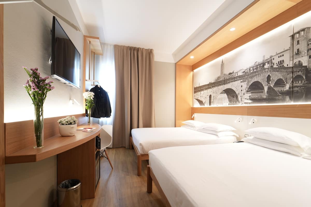 Deluxe Twin Room, 2 Queen Beds | 1 bedroom, minibar, in-room safe, desk