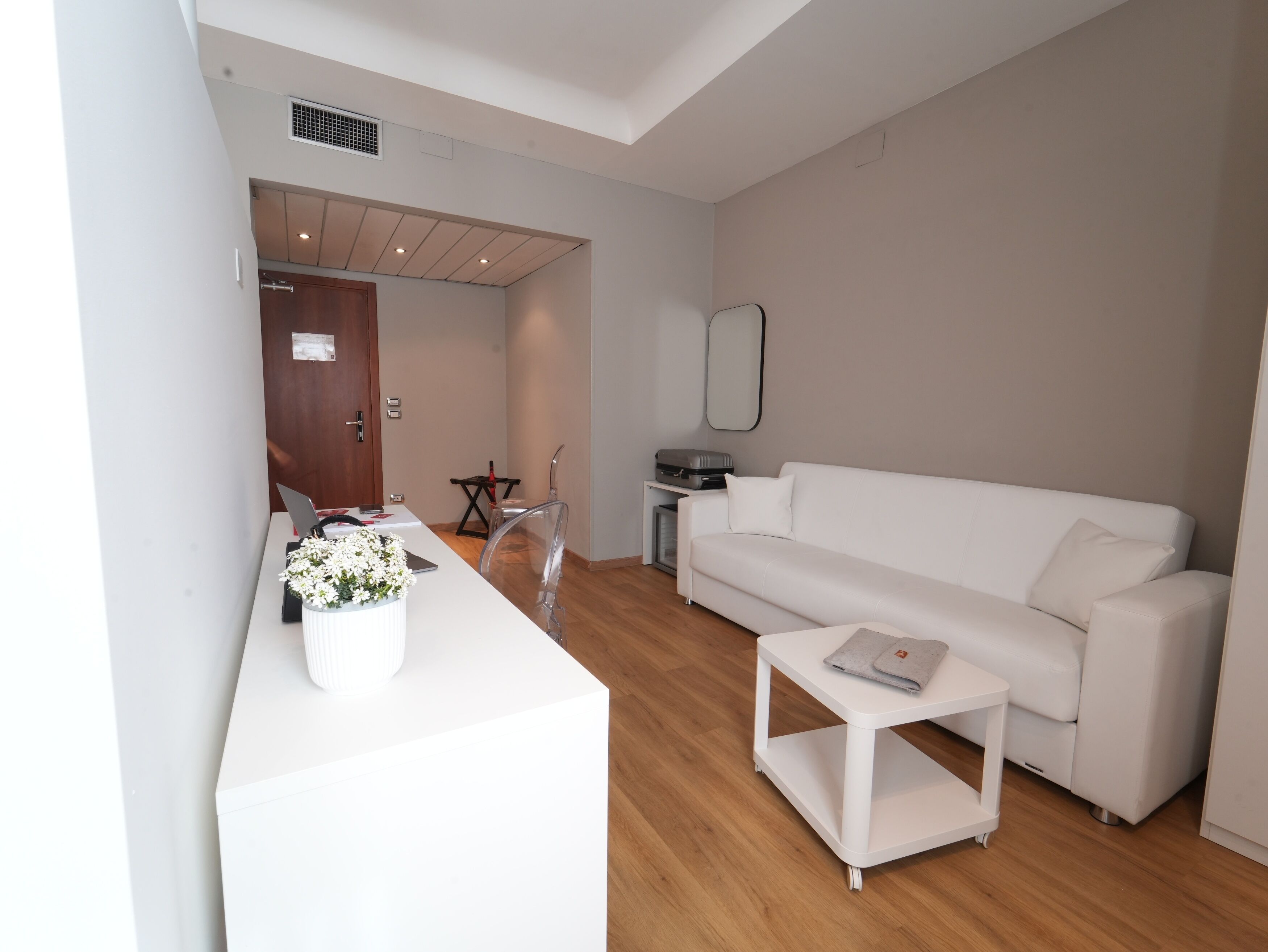 junior suite, 1 king bed | minibar, in-room safe, desk, blackout curtains