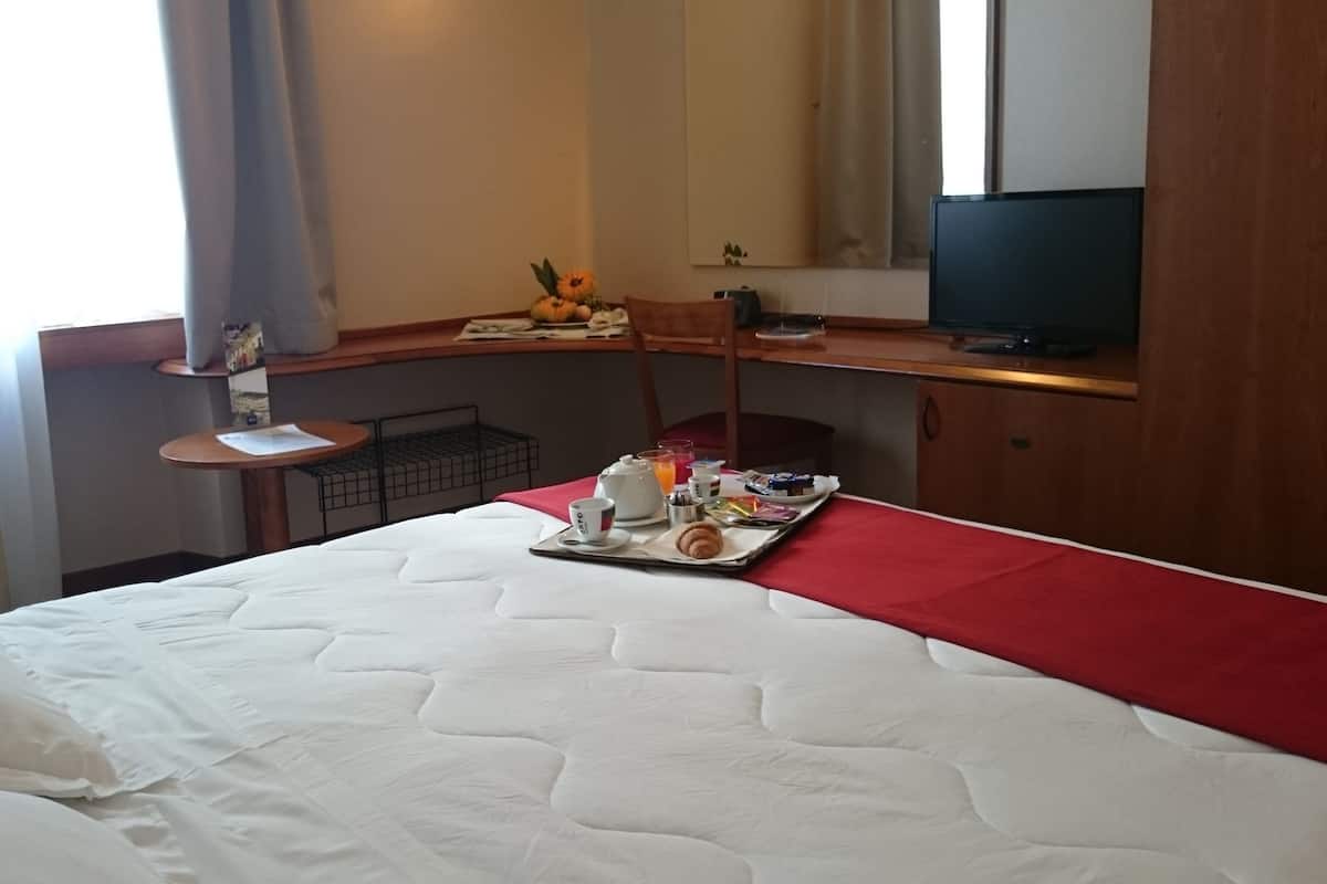Minibar, in-room safe, desk, iron/ironing board (on request)