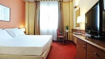 Chambre Triple | Minibar, coffres-forts dans les chambres, bureau