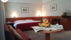 Familjerum | Minibar, värdeförvaringsskåp på rummet och skrivbord