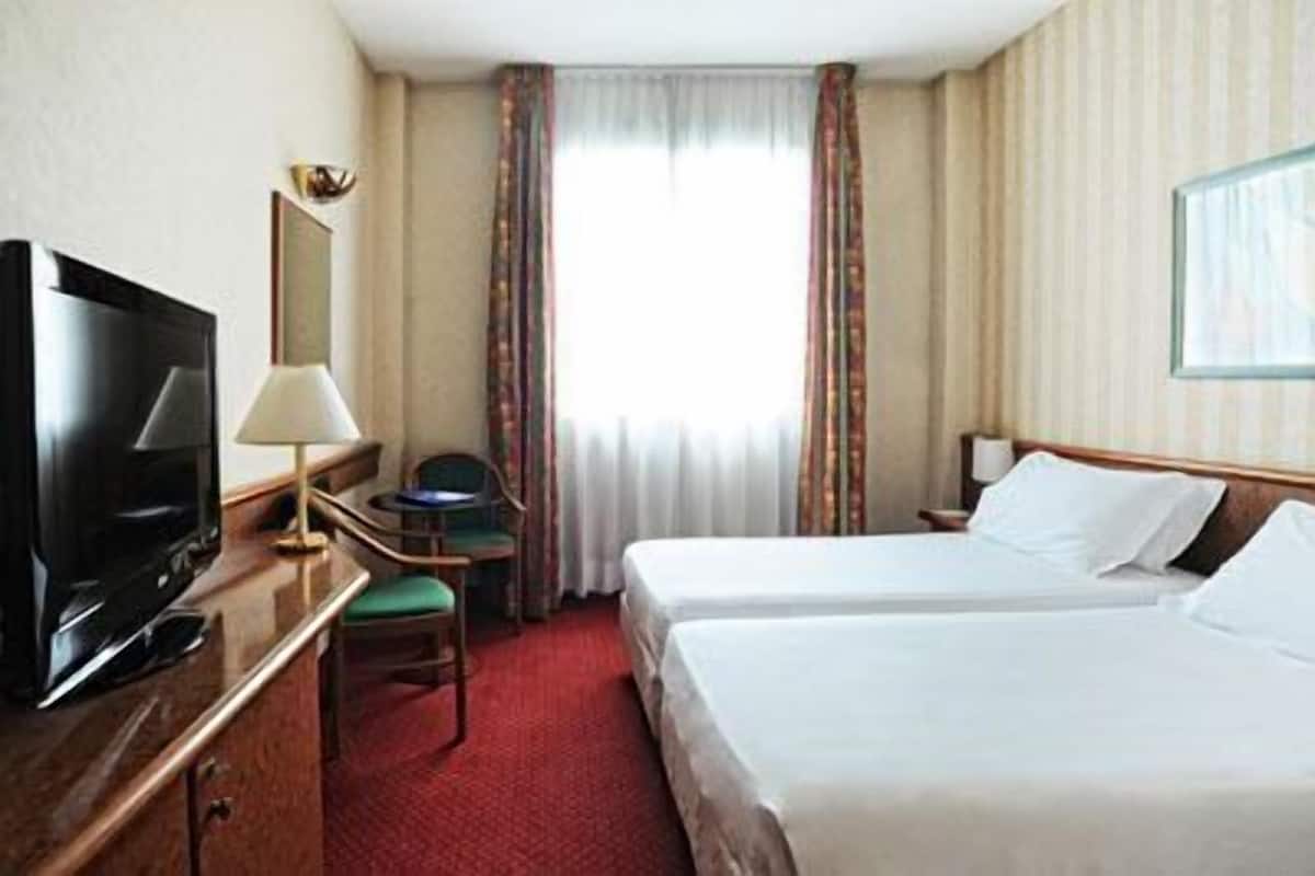 Triple Room | Minibar, in-room safe, desk, iron/ironing board (on request)