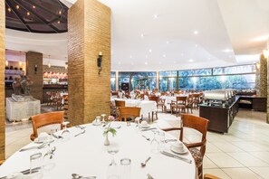 供应早餐、午餐和晚餐，国际美食，花园景观