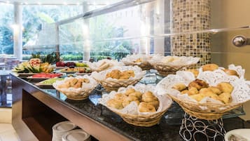 Café da manhã com buffet todos os dias mediante uma taxa