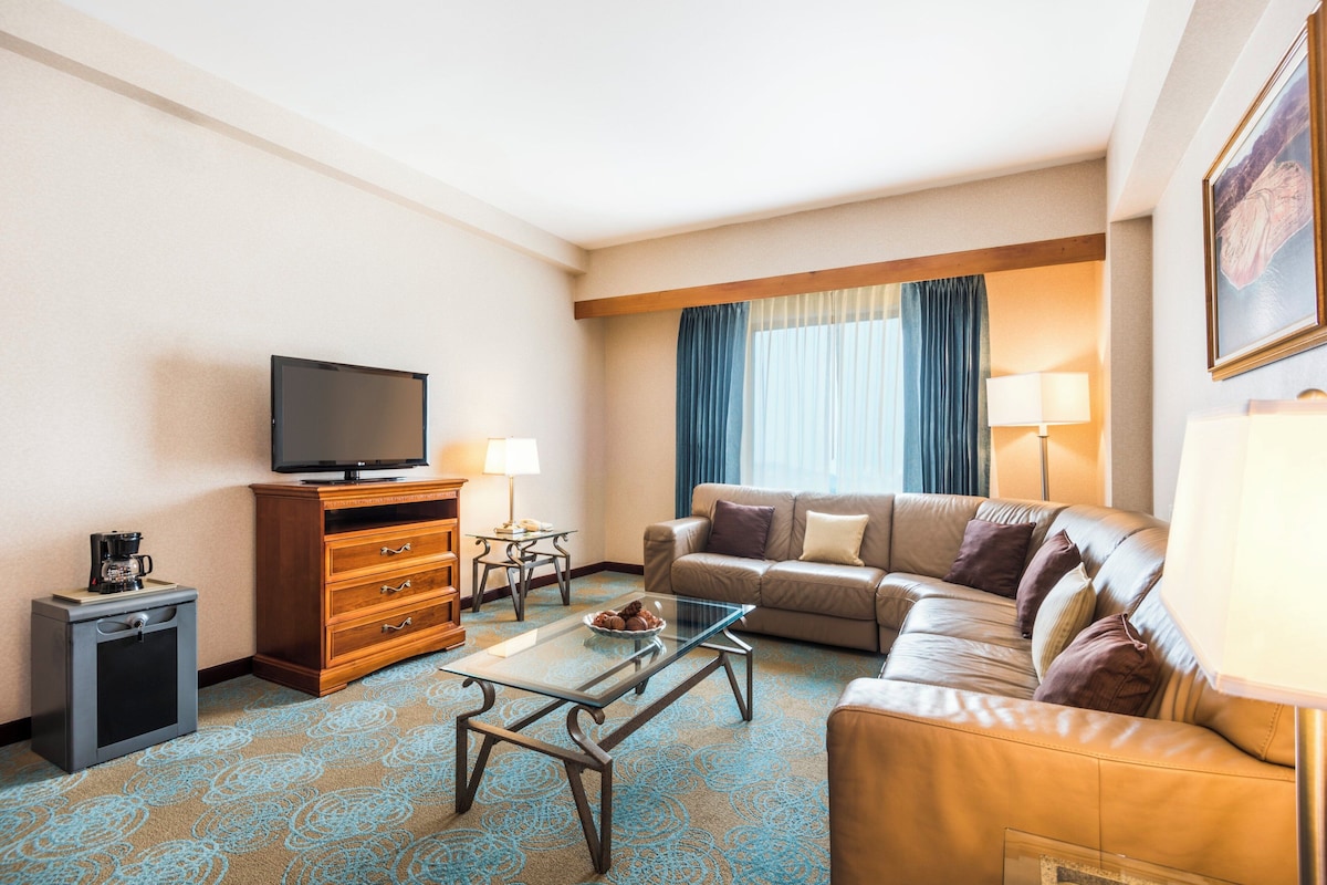 Suite, 1 King Bed | Premium bedding, down comforters, in-room safe, desk