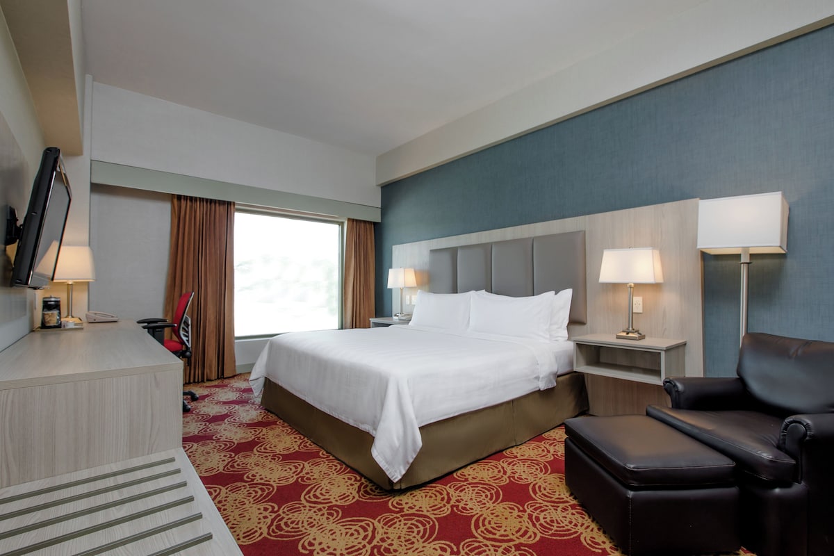 Premium bedding, down comforters, in-room safe, desk