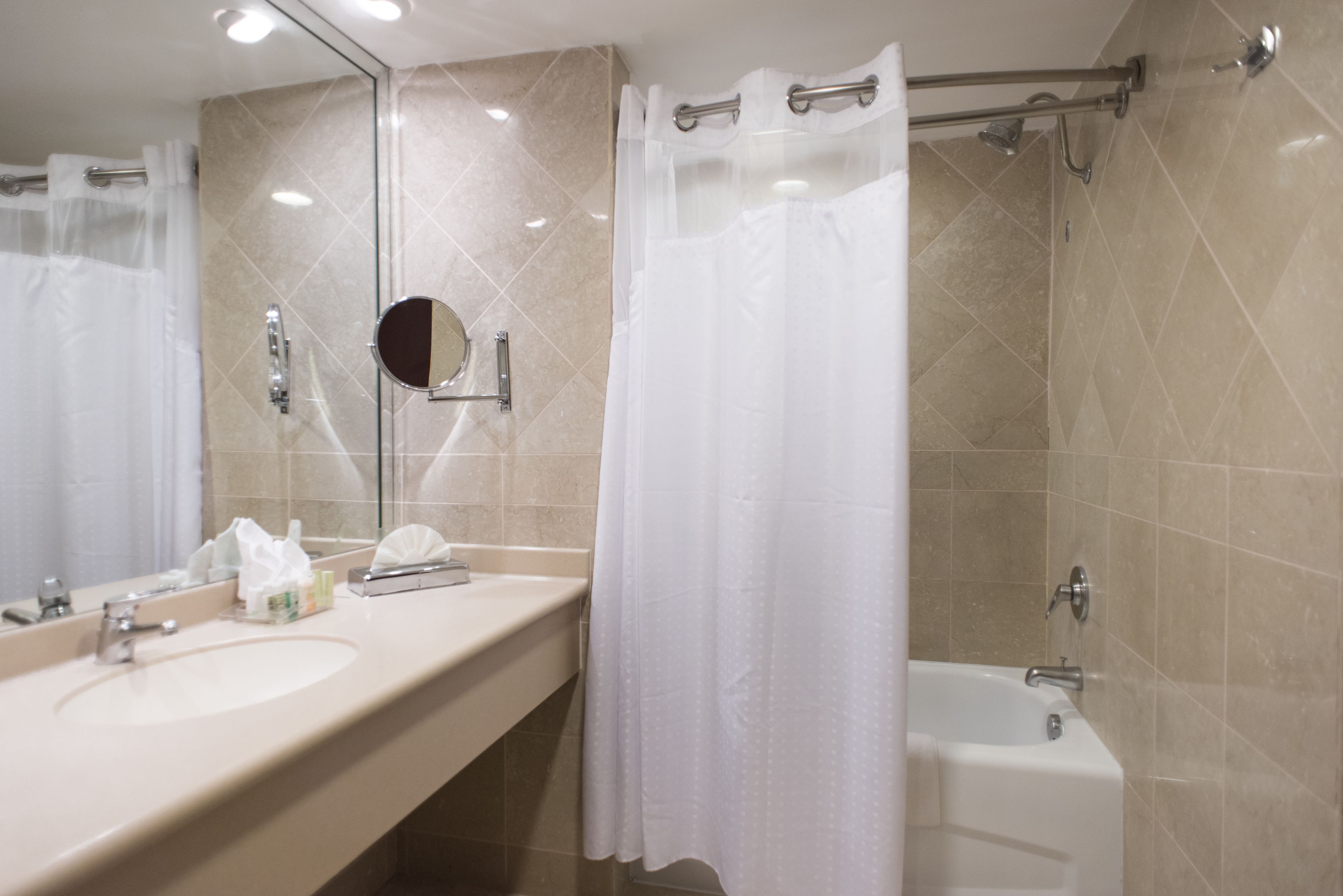 Combined shower/tub, free toiletries, hair dryer, towels