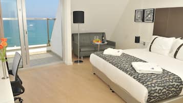 Deluxe Double Room, 1 King Bed, Club Lounge Access, Sea View | 1 bedroom, minibar, in-room safe, iron/ironing board