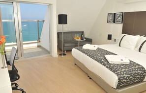 Deluxe Double Room, 1 King Bed, Club Lounge Access, Sea View | 1 bedroom, minibar, in-room safe, iron/ironing board