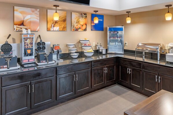 Free daily full breakfast - Comfort Inn & Suites Lincoln I-20 (Lincoln)