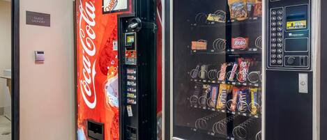 Máquina expendedora de Coca-Cola y otra de aperitivos y bebidas varias.