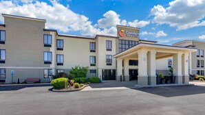 Un hotel Comfort Inn & Suites con entrada cubierta, varios pisos y estacionamiento.