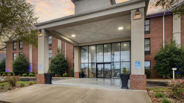 A building with a covered entrance, large windows, and a parking sign. - Best Western Lake Cumberland Inn (Monticello)