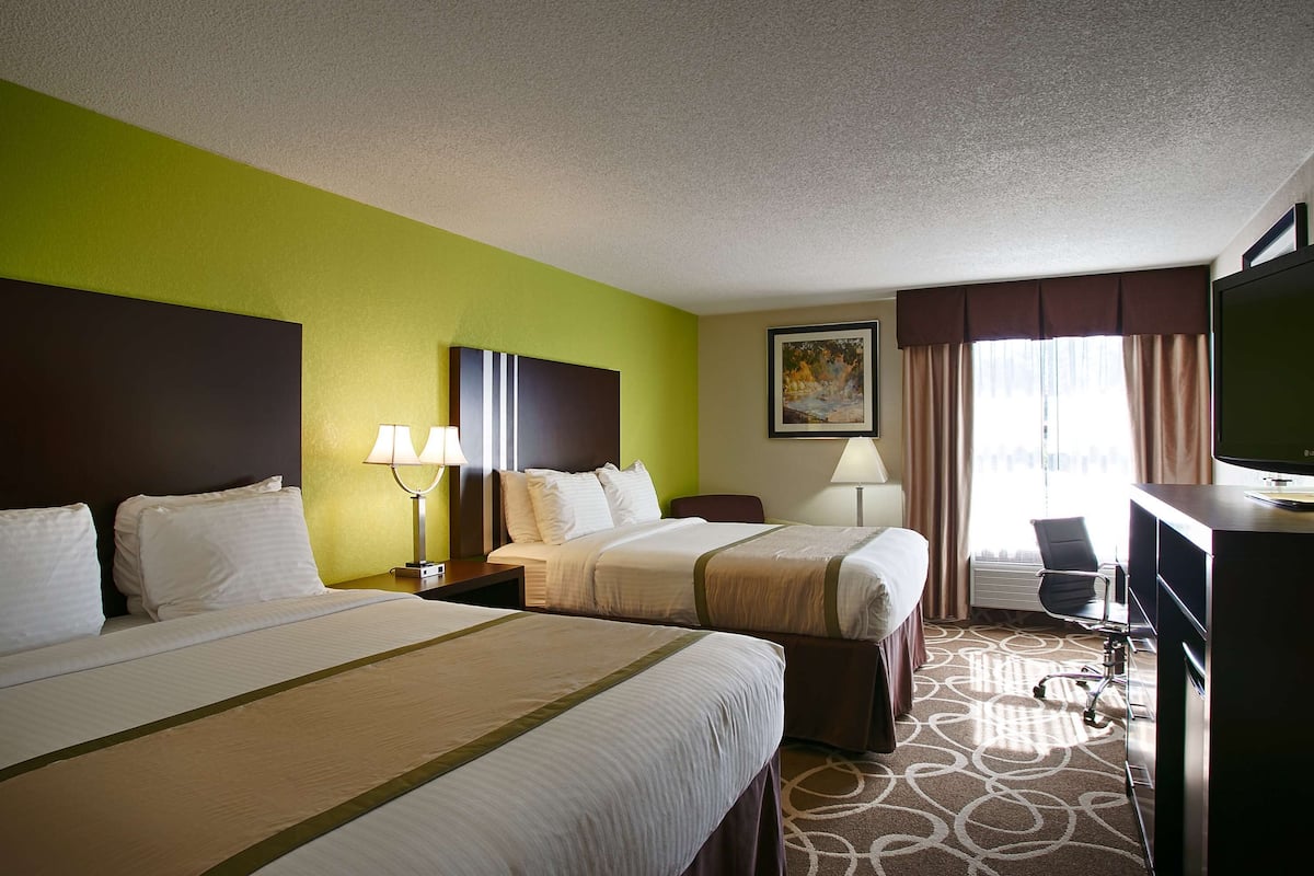 desk, iron/ironing board, wifi, bed sheets