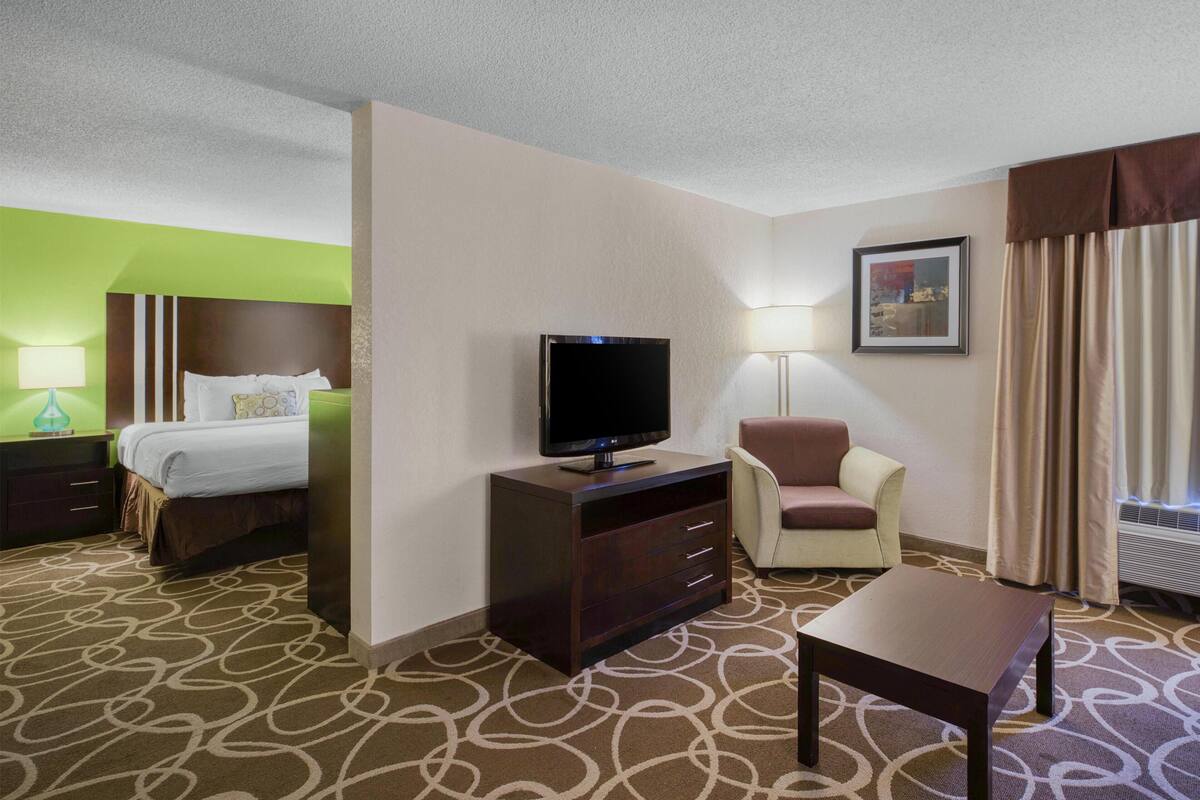 Standard Room, 1 King Bed, Non Smoking, Jetted Tub | Desk, iron/ironing board, WiFi (free), bed sheets