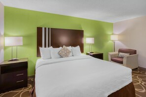 Een bureau, een strijkplank/strijkijzer, gratis wifi, beddengoed