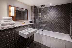 Kostenlose Toilettenartikel, Haartrockner, Handtücher