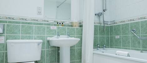 Ein Badezimmer mit Toilette, Waschbecken und Badewanne.
