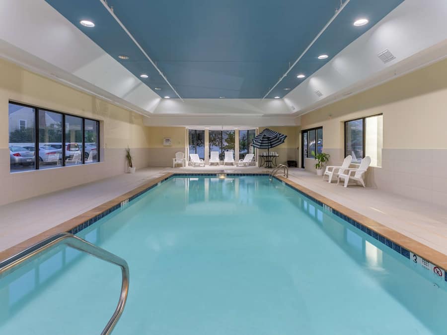 Piscine couverte, accès possible de 08 h 00 à 22 h 00, chaises longues