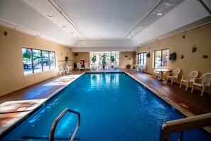 Piscine couverte, accès possible de 08 h 00 à 22 h 00, chaises longues 