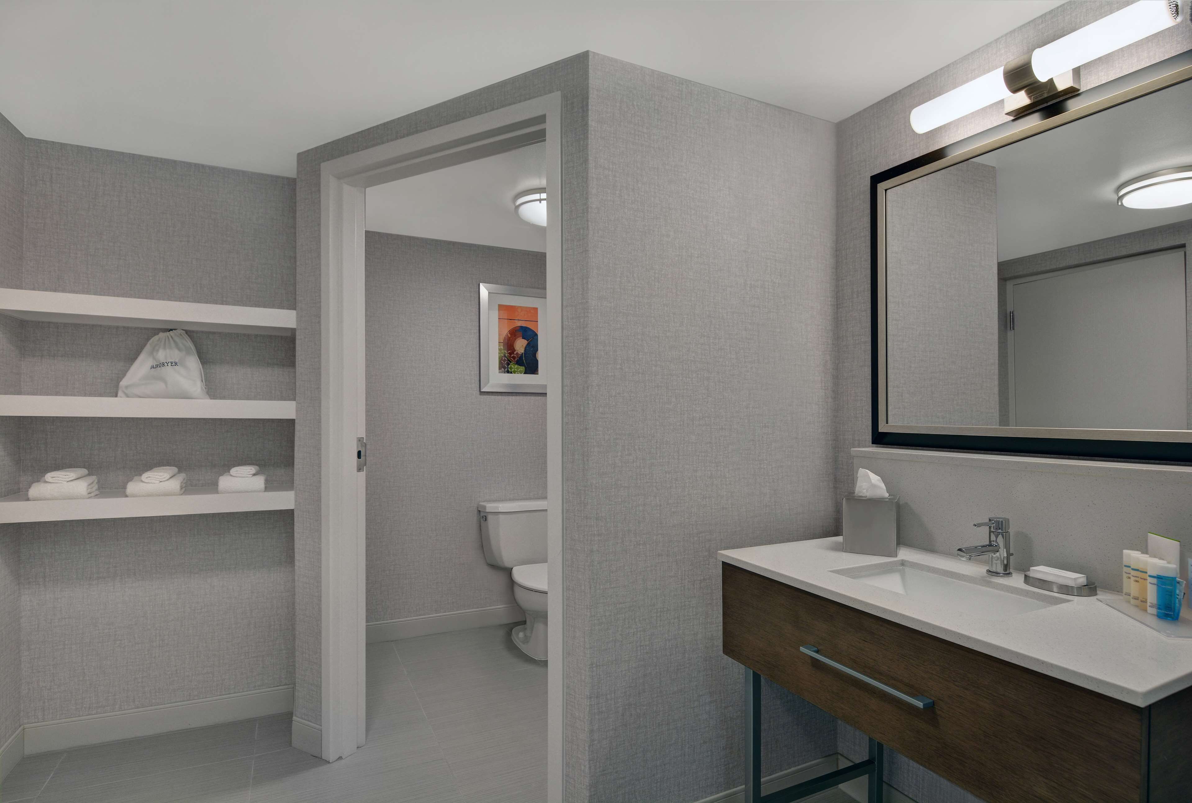 deluxe room, 1 king bed (large) | bathroom | combined shower/bathtub, hydromassage showerhead, hair dryer, towels