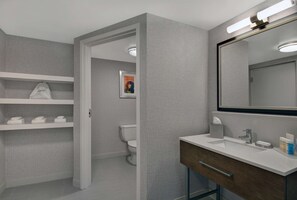 Habitación Deluxe, 1 cama de matrimonio grande (Large) | Baño | Ducha y bañera combinadas y cabezal de ducha con hidromasaje