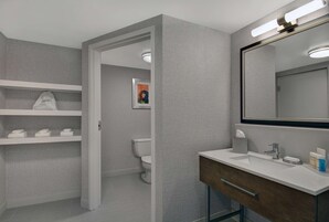 Bañera con ducha, cabezal de ducha con hidromasaje, secador de pelo