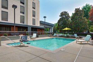 Seasonal outdoor pool - Hampton Inn Gallatin (Gallatin)