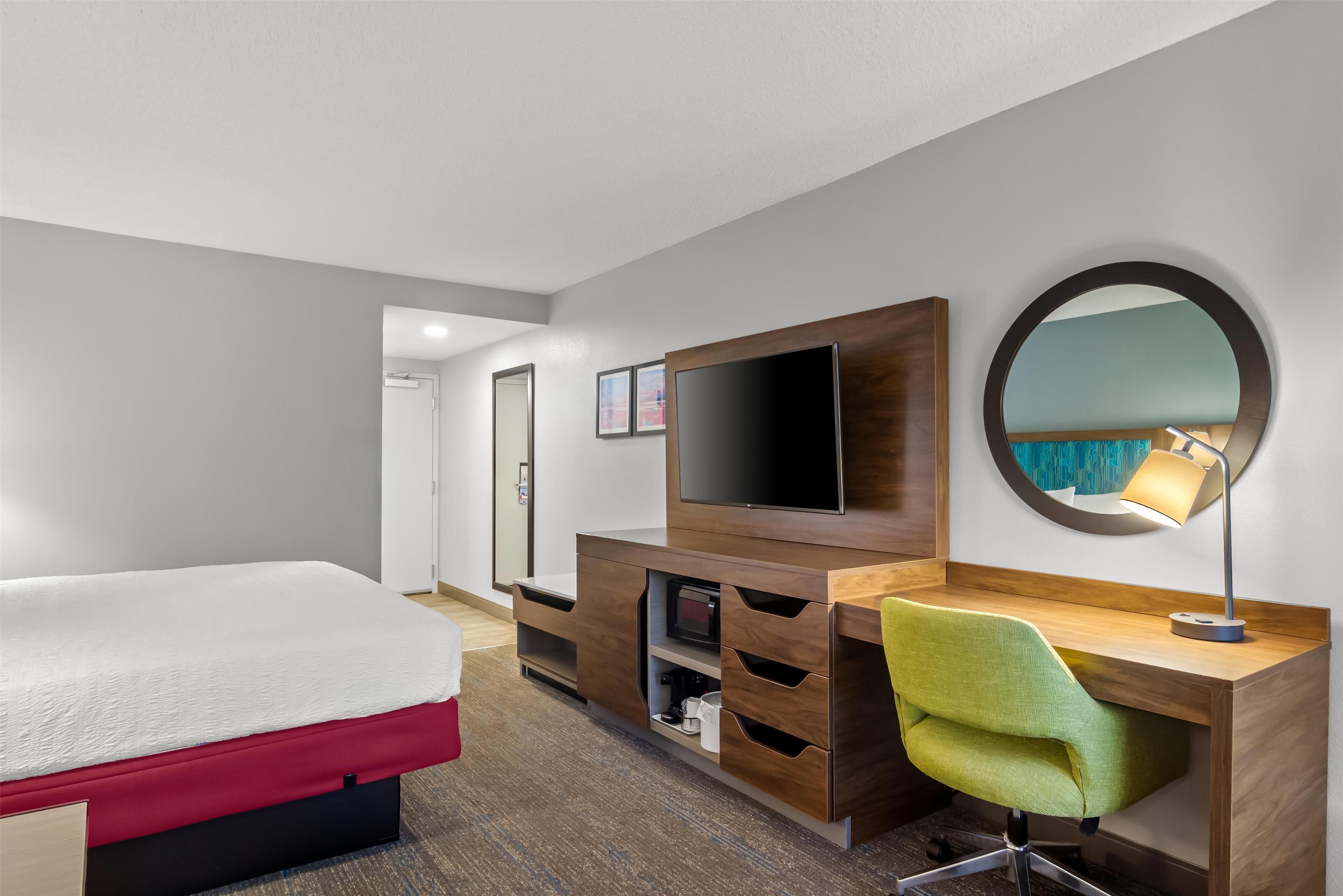 1king study sofabed nosmok | desk, blackout curtains, iron/ironing board, free wifi