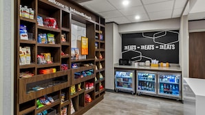 Un espacio para refrigerios con estantes llenos de diferentes opciones y un letrero que dice "Welcome to Jacksonville Beach".