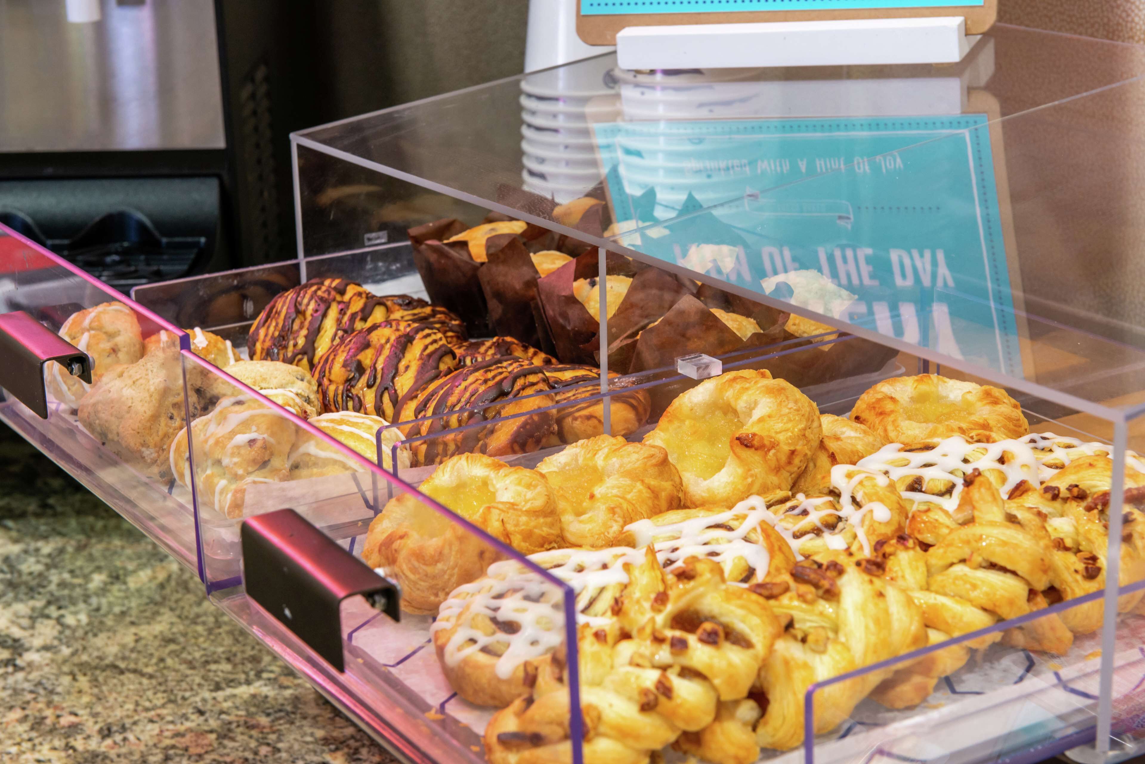 Una vitrina con diversos pasteles y productos de repostería.