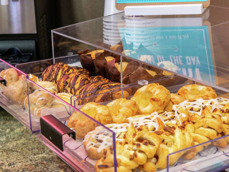 Een vitrine met verschillende gebakjes en zoetigheden.
