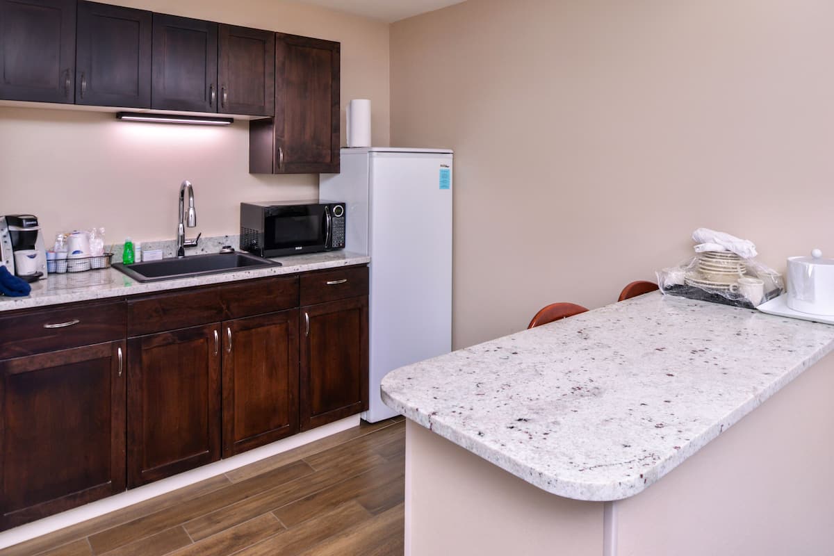 fridge, coffee/tea maker