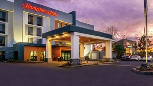A Hampton Inn hotel with a modern exterior, a covered entrance, and a parking area. - Hampton Inn Eugene (Eugene)