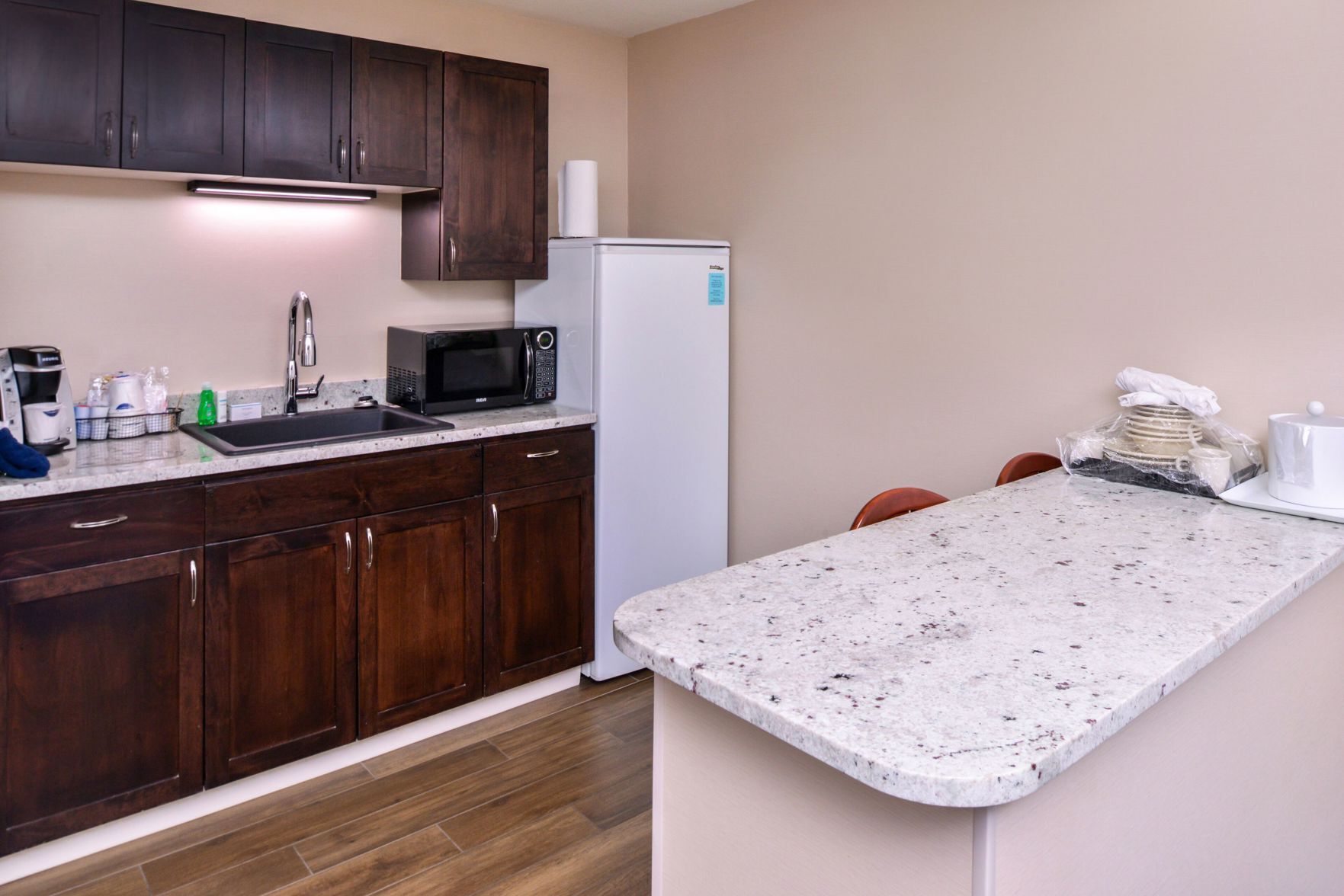 Private kitchen | Fridge, coffee/tea maker