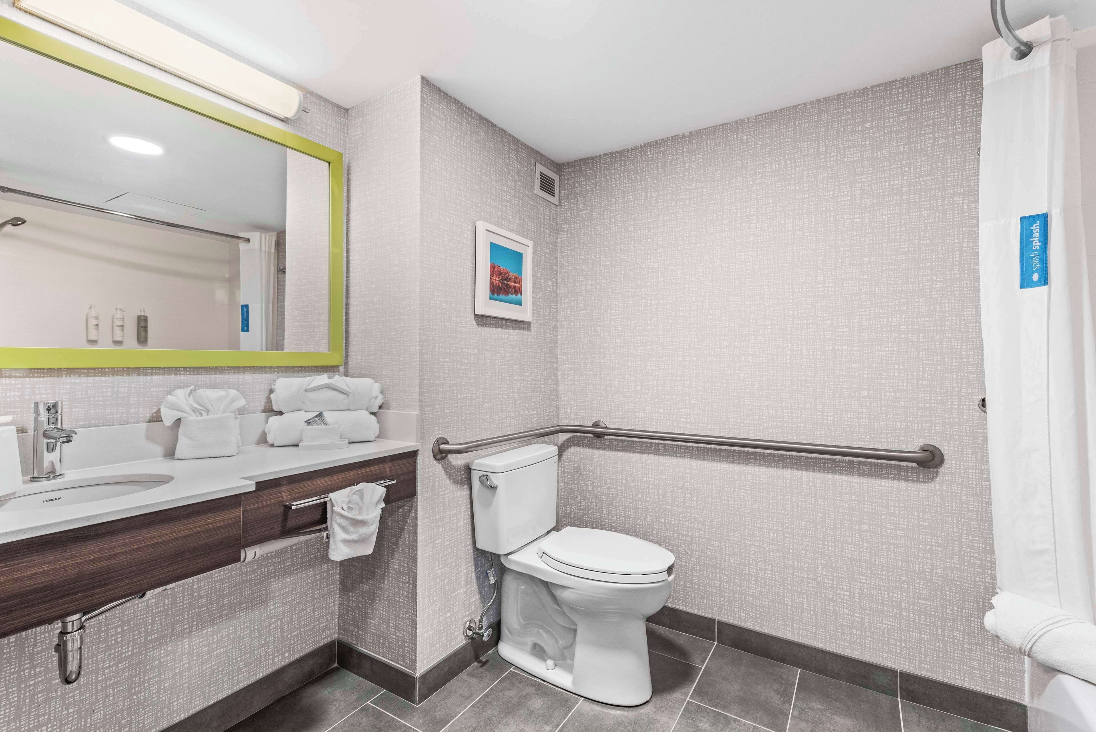 Un baño con inodoro, lavabo y espejo.