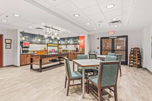 بوفيه فطور مجانًا يوميًا