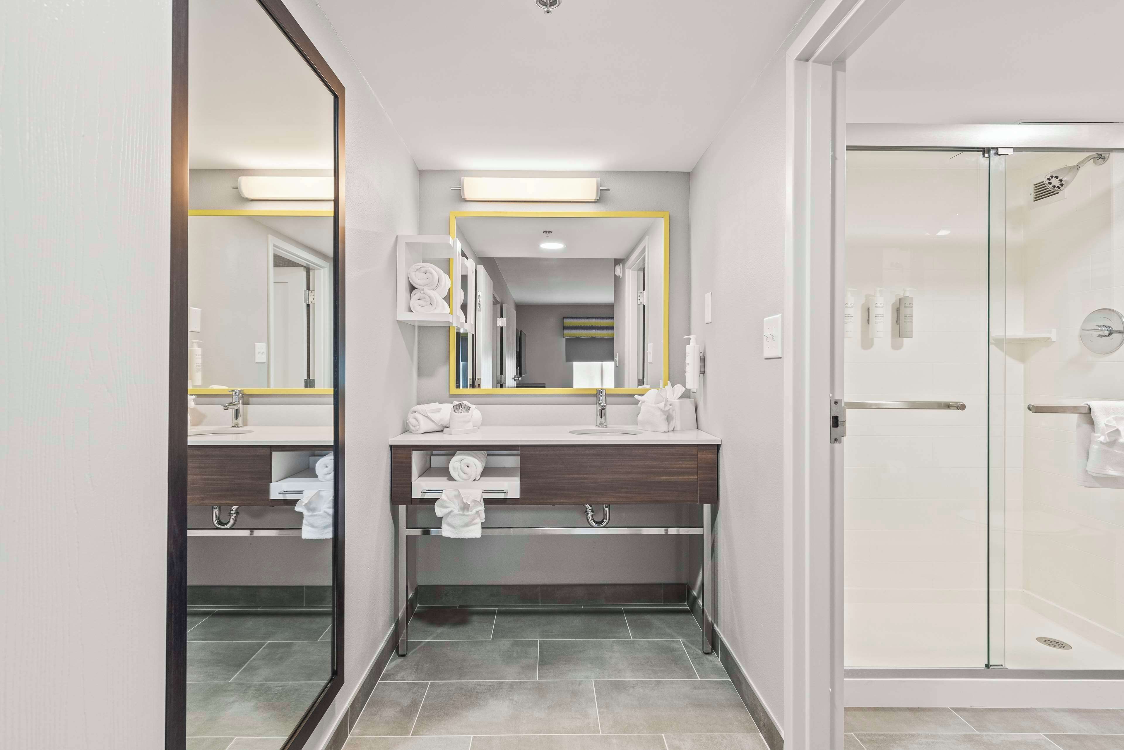 suite, 1 king bed, non smoking | bathroom | shower, free toiletries, hair dryer, towels