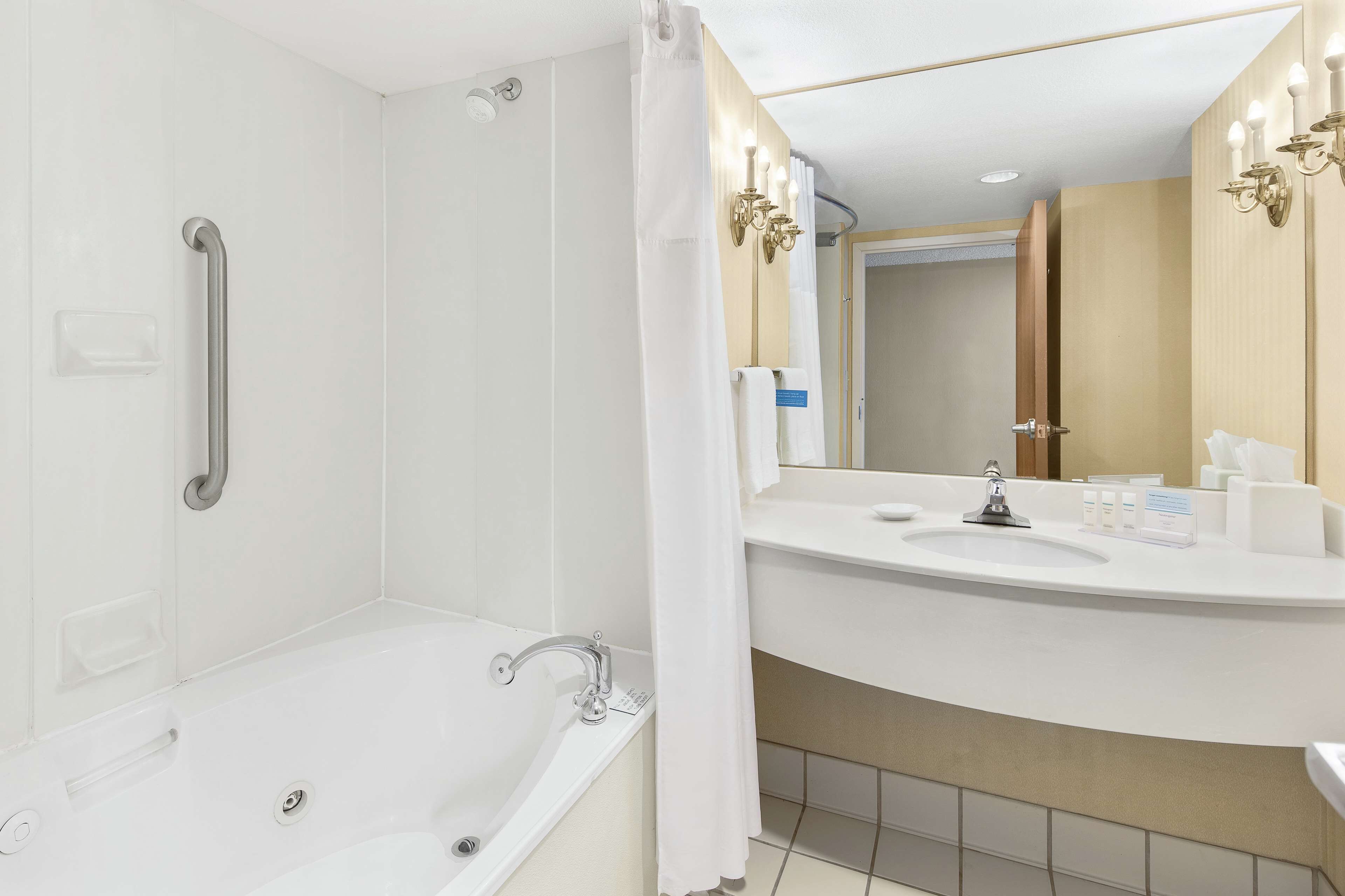 标准房一张特大床 | 浴室 | 淋浴设施、免费洗浴用品、吹风机、毛巾