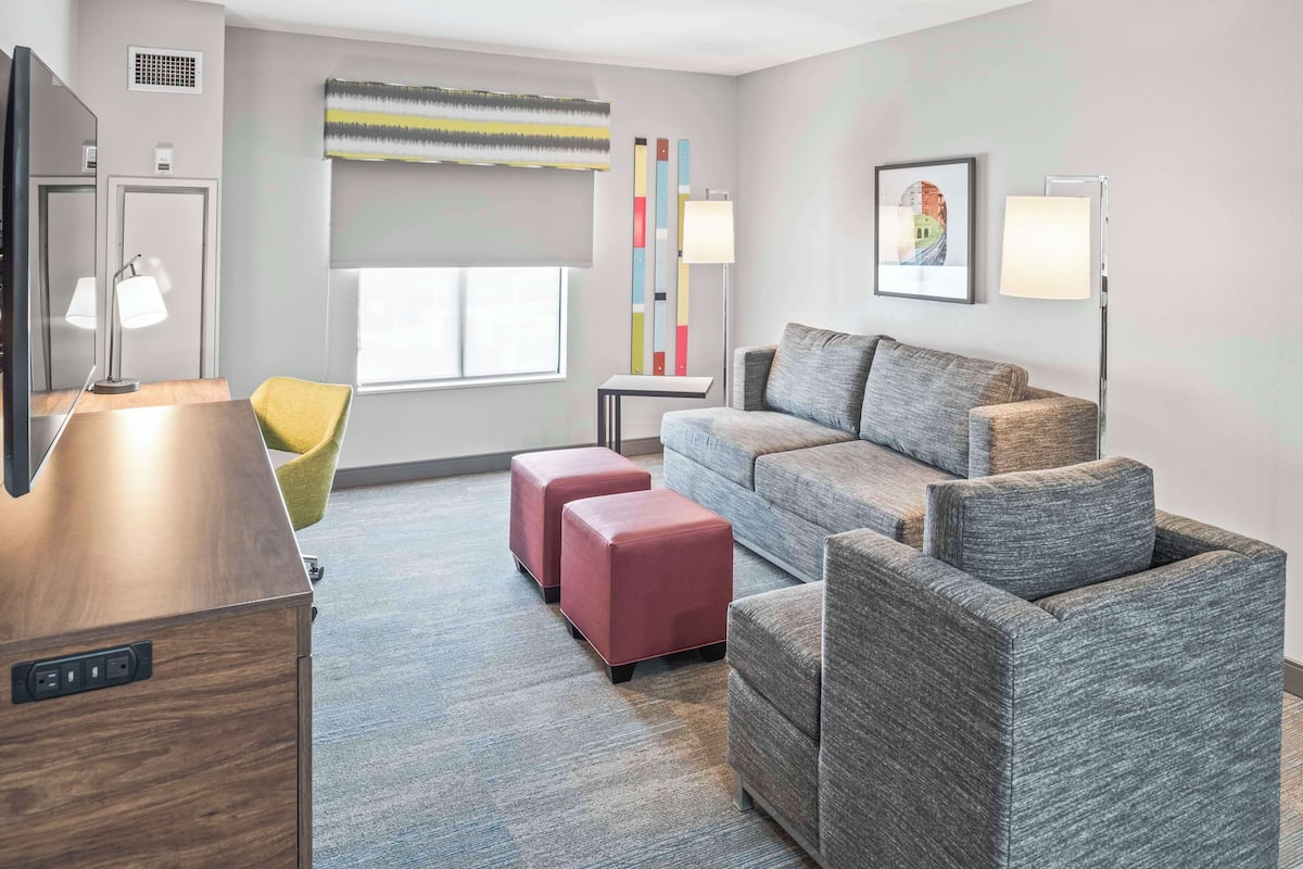 suite, 1 king bed, non smoking | living area | 32-inch lcd tv with cable channels, tv, pay films